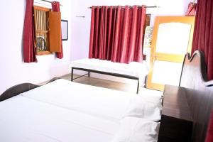 Ένα ή περισσότερα κρεβάτια σε δωμάτιο στο Sandhya Guest House