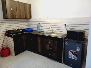 y cocina con fregadero, microondas y nevera. en Studio at Mombasa, Kisimani, Apt 907, en Mombasa 10 fotos más