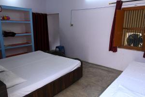Ένα ή περισσότερα κρεβάτια σε δωμάτιο στο Sandhya Guest House