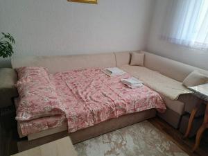 Postel nebo postele na pokoji v ubytování Apartmani Drndić Sjenica