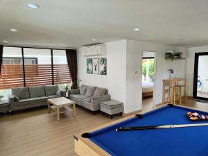Posezení v ubytování Merry house บ้านพักริมหาดบางแสน