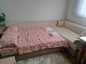 Postel nebo postele na pokoji v ubytování Apartmani Drndić Sjenica + 1 fotografie
