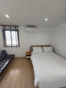 Postel nebo postele na pokoji v ubytování Merry house บ้านพักริมหาดบางแสน