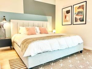 Un dormitorio con una gran cama blanca con almohadas rosas. en Beautiful One Bedroom Apartment With View Of City, en San Diego
