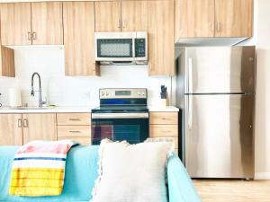cocina con sofá azul frente a una nevera en Beautiful One Bedroom Apartment With View Of City, en San Diego