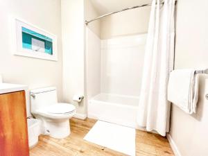 Un baño blanco con inodoro y ducha. en Beautiful One Bedroom Apartment With View Of City, en San Diego 16 fotos más