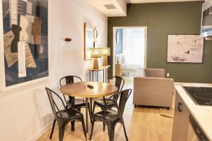 Una cocina y un comedor con mesa y sillas. en Ambient Oasis In The Heart Of San Diego, en San Diego