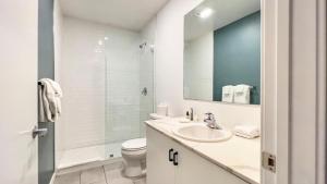 ein Badezimmer mit Waschbecken, Toilette und Spiegel in der Unterkunft Dapper Retreat In Vibrant San Diego in San Diego + 12 Fotos