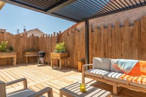 Appartement à 200 m de la plage في ميميزان: فناء مع مقعد وسياج خشبي