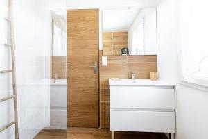 Appartement à 200 m de la plage في ميميزان: حمام مع حوض غسيل أبيض ودش