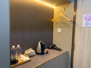 Příslušenství pro přípravu čaje a kávy v ubytování Aeropod Hostel Economy Twin Room