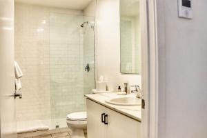 Un baño con inodoro, lavabo y ducha. en Boutique Suite In Downtown San Diego, en San Diego 14 fotos más