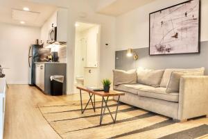 una sala de estar con un sofá y una mesa en Boutique Suite In Downtown San Diego, en San Diego