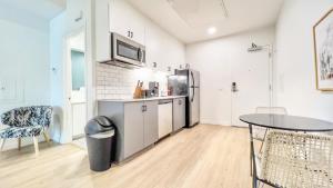 Una cocina con refrigerador y una mesa en una habitación. en Executive Escape In Downtown San Diego, en San Diego