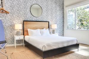 Un dormitorio con una cama grande y un espejo. en Executive Escape In Downtown San Diego, en San Diego