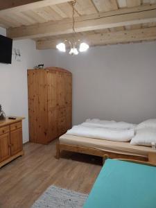 Posteľ alebo postele v izbe v ubytovaní Délibáb Apartman