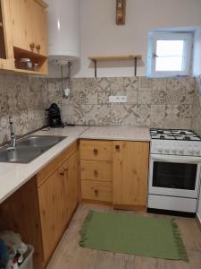 Kuchyňa alebo kuchynka v ubytovaní Délibáb Apartman