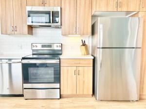 Kuchyň nebo kuchyňský kout v ubytování One Bedroom Apartment Wbalcony And City Views!