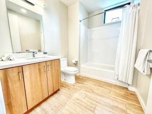 Koupelna v ubytování One Bedroom Apartment Wbalcony And City Views! + 16 fotografií