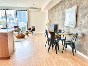 sala de estar con mesa y sillas en 3 Bedroom Penthouse In Downtown!, en San Diego