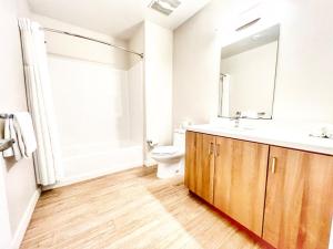 Un baño con lavabo, inodoro y espejo. en City View Apartment In Downtown!, en San Diego 19 fotos más