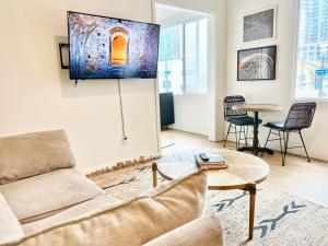 una sala de estar con un sofá y una mesa en Grand Downtown San Diego Apartment, en San Diego