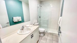 Un baño con lavabo, inodoro y ducha. en Grand Downtown San Diego Apartment, en San Diego 6 fotos más