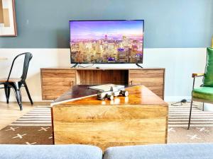 sala de estar con TV encima de una mesa en Sunset Stay In Downtown San Diego, en San Diego