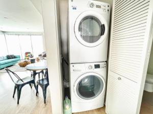 un lavadero con lavadora y secadora en 3 Bedroom Penthouse In Downtown!, en San Diego