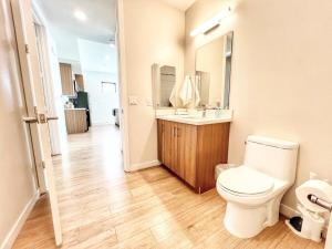 Un baño con un inodoro blanco y un lavabo. en 3 Bedroom Penthouse In Downtown!, en San Diego 23 fotos más