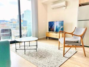 una sala de estar con una mesa y una silla en San Diego Skyline - Downtown Apartment, en San Diego