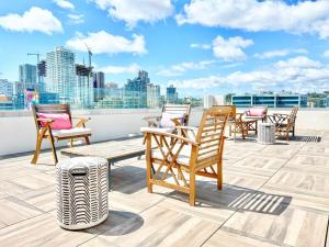un grupo de sillas en el techo de un edificio en San Diego Skyline - Downtown Apartment, en San Diego