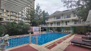 ダバオシティにあるStudio Condo at Camella Northpoint Near Abreeza Mall Davaoの建物の前のプール