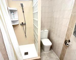 Koupelna v ubytování Alquiler de Habitación privada con las areas de sala, cocina y baño que se comparten cerca al Mar! + 32 fotografií