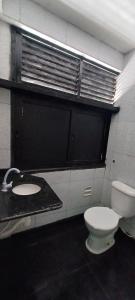 un baño con inodoro y lavabo en AP CENTRAL, en Campina Grande