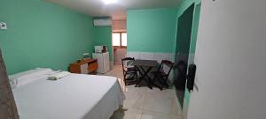 a room with a bed and a table and chairs at AP CENTRAL in Campina Grande