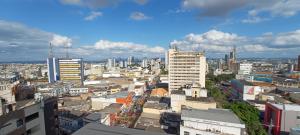 una vista de una ciudad con edificios altos en AP CENTRAL, en Campina Grande