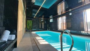 a large swimming pool in a building with at Etna Apart in Łeba