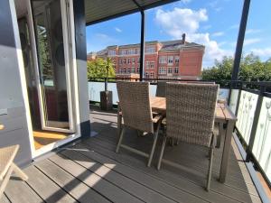 ライヒェンバッハ・イム・フォークトラントにあるHochwertige Ferienwohnung/zentrumsnahe Lage!のポーチ(テーブル、椅子付)