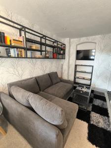ライヒェンバッハ・イム・フォークトラントにあるHochwertige Ferienwohnung/zentrumsnahe Lage!のソファとテレビのあるリビングルーム