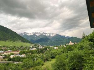 eine Stadt mit schneebedeckten Bergen in der Ferne in der Unterkunft Cottage Cozy Side with Stunning Mountain View in Mestia