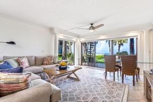 un soggiorno con un divano e un tavolo di Beachfront Aldea 3 a Clearwater Beach