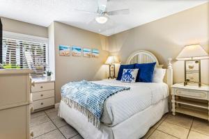 una camera da letto con un letto e un ventilatore a soffitto di Beachfront Aldea 3 a Clearwater Beach Altre 33 foto