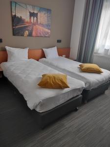 Postel nebo postele na pokoji v ubytování Hobbit Hotel Brussels Airport Zaventem