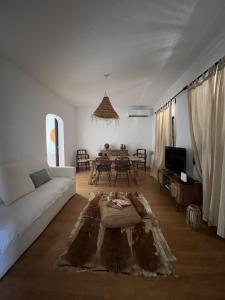 un soggiorno con un divano bianco e un tavolo di Casa do Pátio - Barragem do Alqueva a Granja