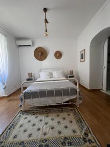 una camera bianca con un letto e un tappeto di Casa do Pátio - Barragem do Alqueva a Granja Altre 37 foto