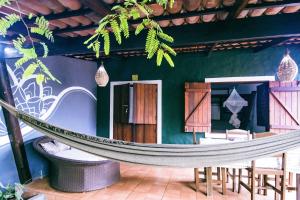 a hammock in the front of a house at Chalé Kamala com quintal - Perfeito para Nômades Digitais in Pipa