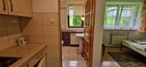 Kuchyňa alebo kuchynka v ubytovaní Pokoje Apartamenty Pod Limbą