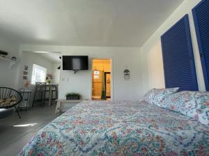 Un dormitorio con una cama y un televisor de pantalla plana. en Chic and Comfortable Studio Free Street Parking, en Miami