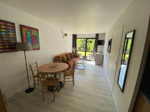 Posedenie v ubytovaní Joli T2 Résidence du Golf avec terrasse + 4 fotografie